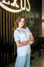 Women's basic T-shirt decorated with roses - Image 3