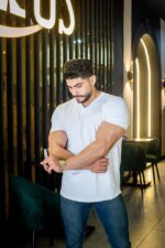 ⁦تيشيرت بيزك خامة سنجر ليكرا رقبة حرف في⁩ - الصورة ⁦16⁩