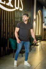 ⁦تيشيرت بيزك خامة سنجر ليكرا رقبة حرف في⁩ - الصورة ⁦6⁩