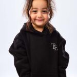 هودي باللون الأسود مع تطريز على الظهر خامة ميلتون اسفنجي