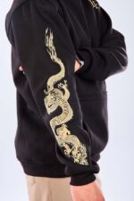 ⁦سويت شيرت بتصميم جديد مع تطريز تنين على الأكمام⁩ - الصورة ⁦3⁩