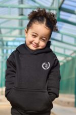 ⁦سويت شيرت بناتي باللون الأسود مع تطريز خيط على الظهر⁩ - الصورة ⁦4⁩