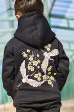 سويت شيرت بناتي باللون الأسود مع تطريز خيط على الظهر