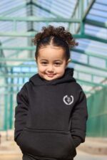 ⁦سويت شيرت بناتي باللون الأسود مع تطريز خيط على الظهر⁩ - الصورة ⁦2⁩