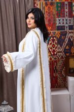 ⁦قفطان أبيض فخم بتصميم أنيق وتفاصيل راقية⁩ - الصورة ⁦10⁩
