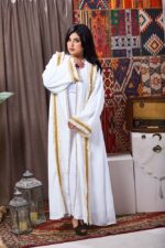 ⁦قفطان أبيض فخم بتصميم أنيق وتفاصيل راقية⁩ - الصورة ⁦9⁩