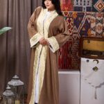قفطان بني فاخر بتصميم أنيق ولمسات جذابة