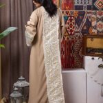 قفطان كافيه أنيق بتطريز فاخر في الخلف وتصميم عصري