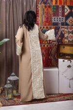 ⁦قفطان كافيه أنيق بتطريز فاخر في الخلف وتصميم عصري⁩ - الصورة ⁦2⁩