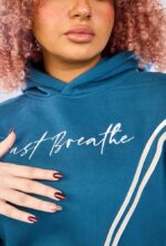 ⁦سوت كامل بتصميم عصري جديد مع تطريز أمامي أنيق⁩ - الصورة ⁦2⁩