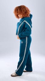 ⁦سوت كامل بتصميم عصري جديد مع تطريز أمامي أنيق⁩ - الصورة ⁦4⁩