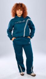 ⁦سوت كامل بتصميم عصري جديد مع تطريز أمامي أنيق⁩ - الصورة ⁦5⁩