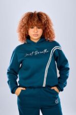 سوت كامل بتصميم عصري جديد مع تطريز أمامي أنيق