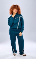 ⁦سوت كامل بتصميم عصري جديد مع تطريز أمامي أنيق⁩ - الصورة ⁦6⁩