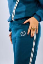 ⁦سوت كامل بتصميم عصري جديد مع تطريز أمامي أنيق⁩ - الصورة ⁦7⁩