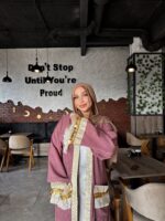 ⁦قفطان فخم بتصميم راقٍ وتفاصيل أنيقة⁩ - الصورة ⁦3⁩